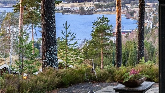 Deilig utsikt til Nisser, alpinanlegget og omkringliggende fjellkjeder