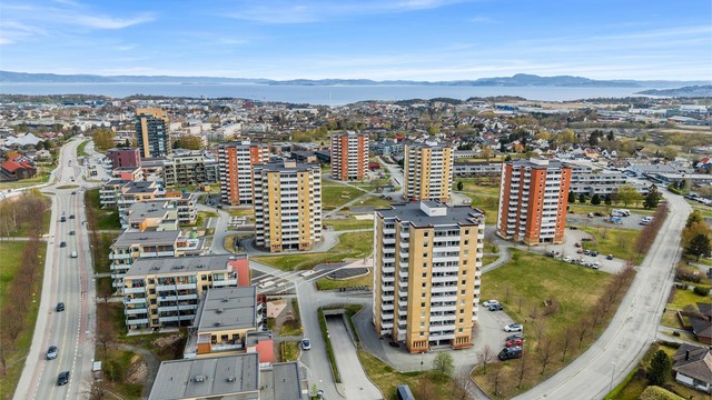 I nærområdet finner man blant annet Eberg skole, flere barnehager samt gode idretts- og fritidstilbud. Det er kort gangavstand til dagligdagse servicetilbud, hvor både Kiwi Valentinlyst og Coop Mega Valentinlyst ligger omtrent 5–6 minutters gange unna.