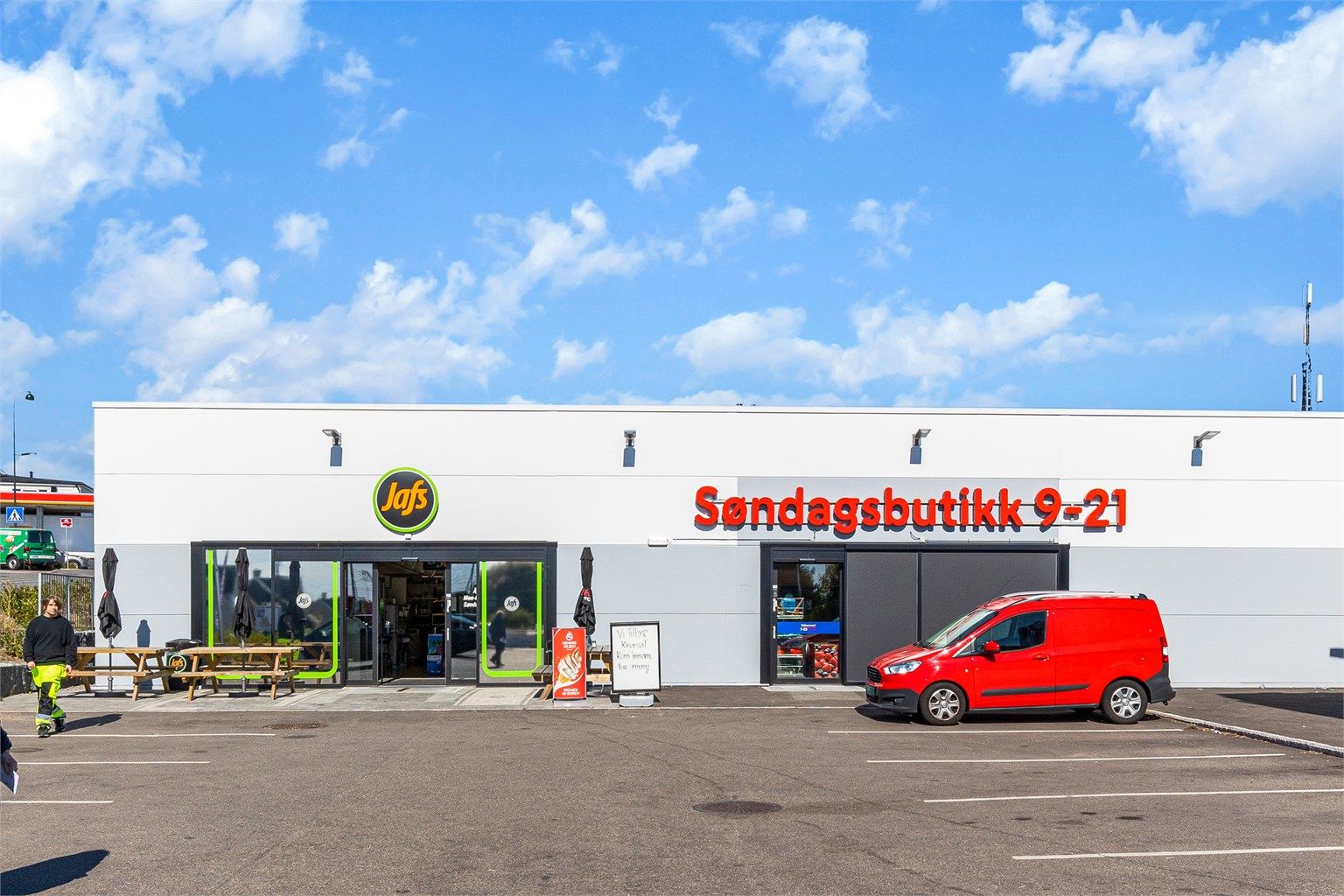 Søndagsåpen Rema 1000 kun noen få hundre meter fra boligen.