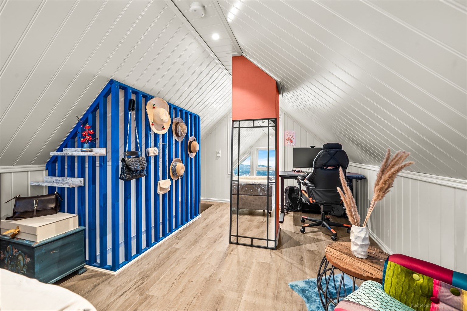 En smart romdeler skaper en adskilt sone for kontor eller garderobe - Rommet er ikke bruksendret/omsøkt.