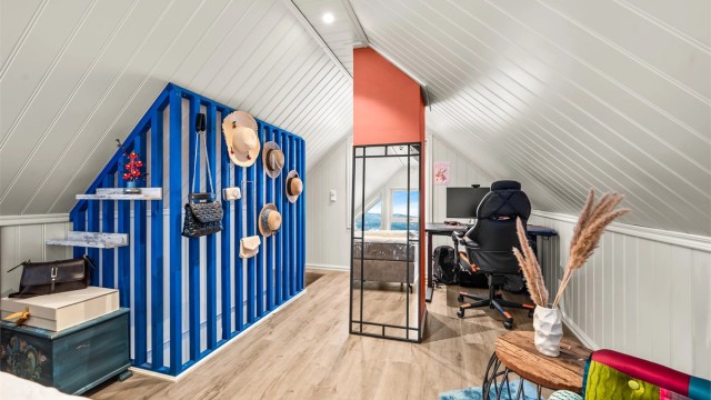 En smart romdeler skaper en adskilt sone for kontor eller garderobe - Rommet er ikke bruksendret/omsøkt.