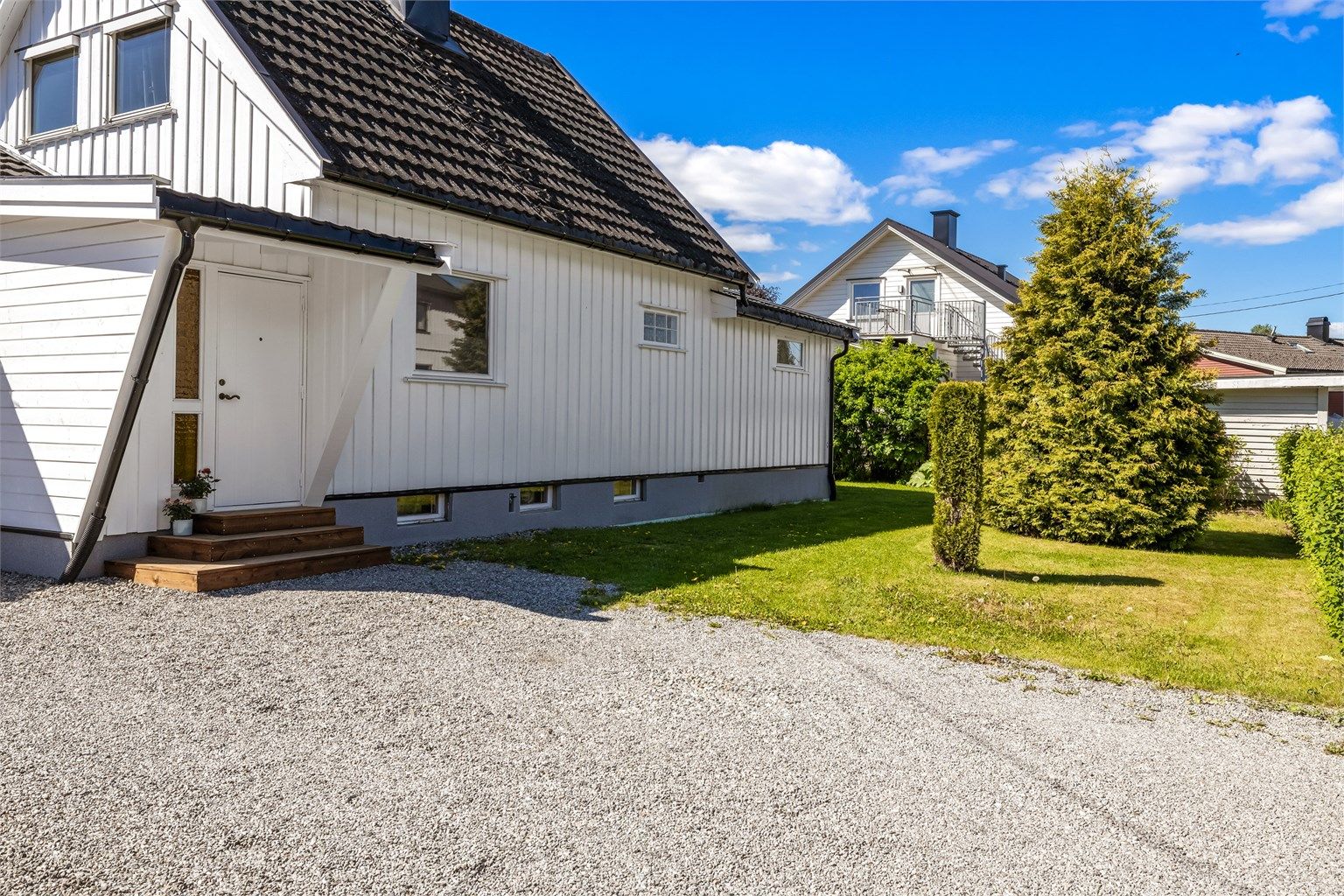 Parkering på egen gruset gårdsplass.