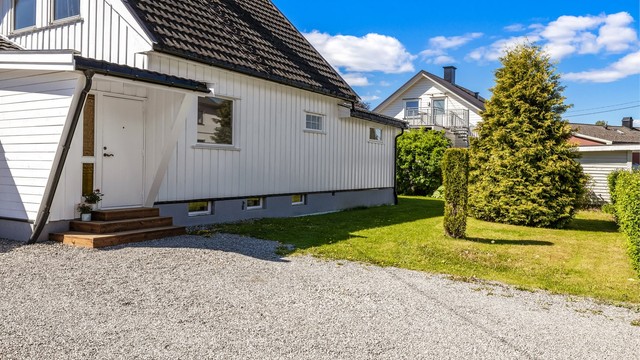 Parkering på egen gruset gårdsplass.