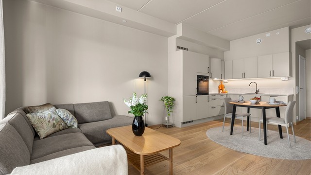 Leiligheten har god takhøyde og utstrakte vindusflater som sikrer rikelig med naturlig dagslys.