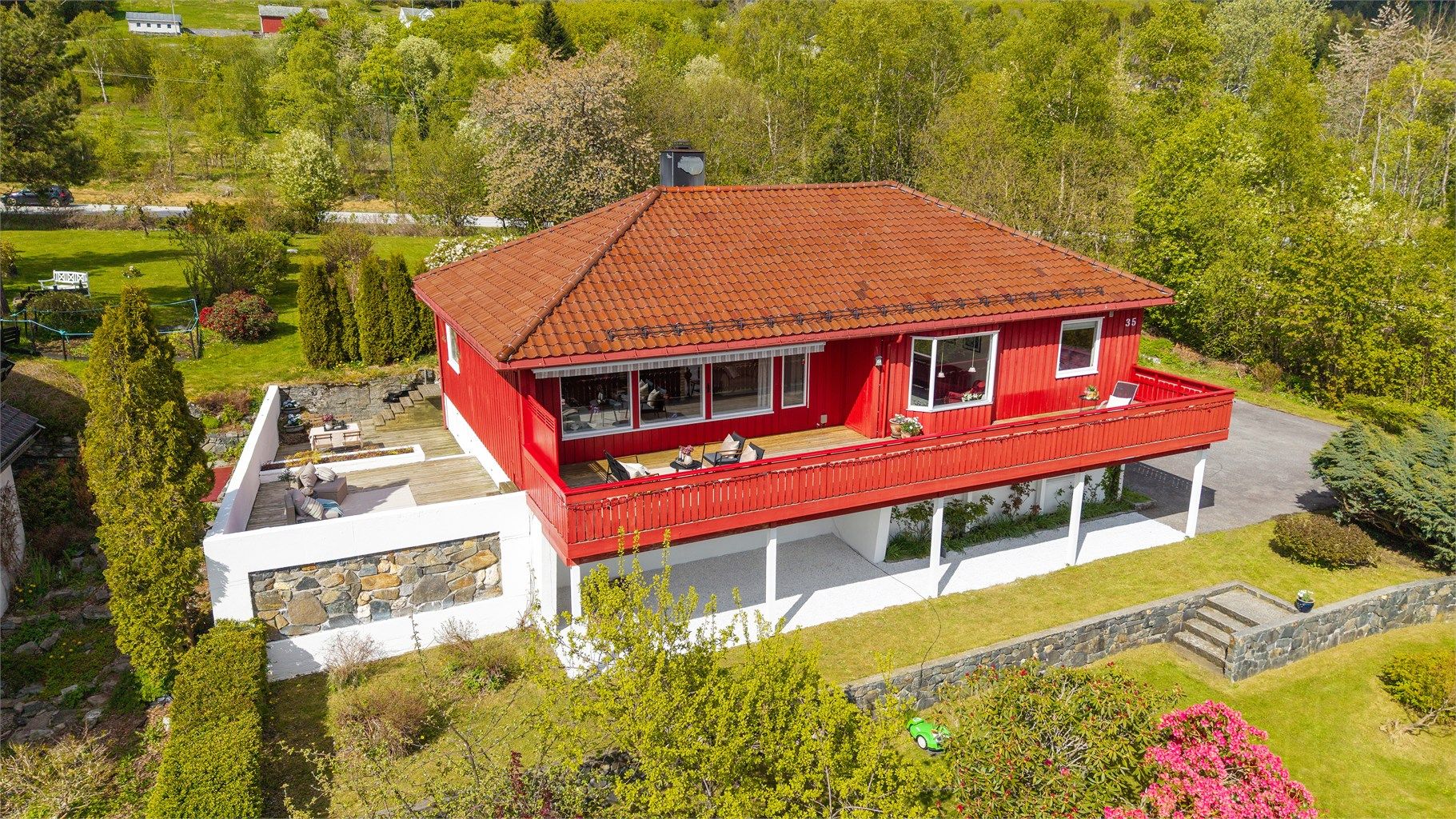 Fra stuen i hovedetasjen er det utgang til totalt 86 m² terrasseareal, fordelt på flere nivåer mot sør og vest.