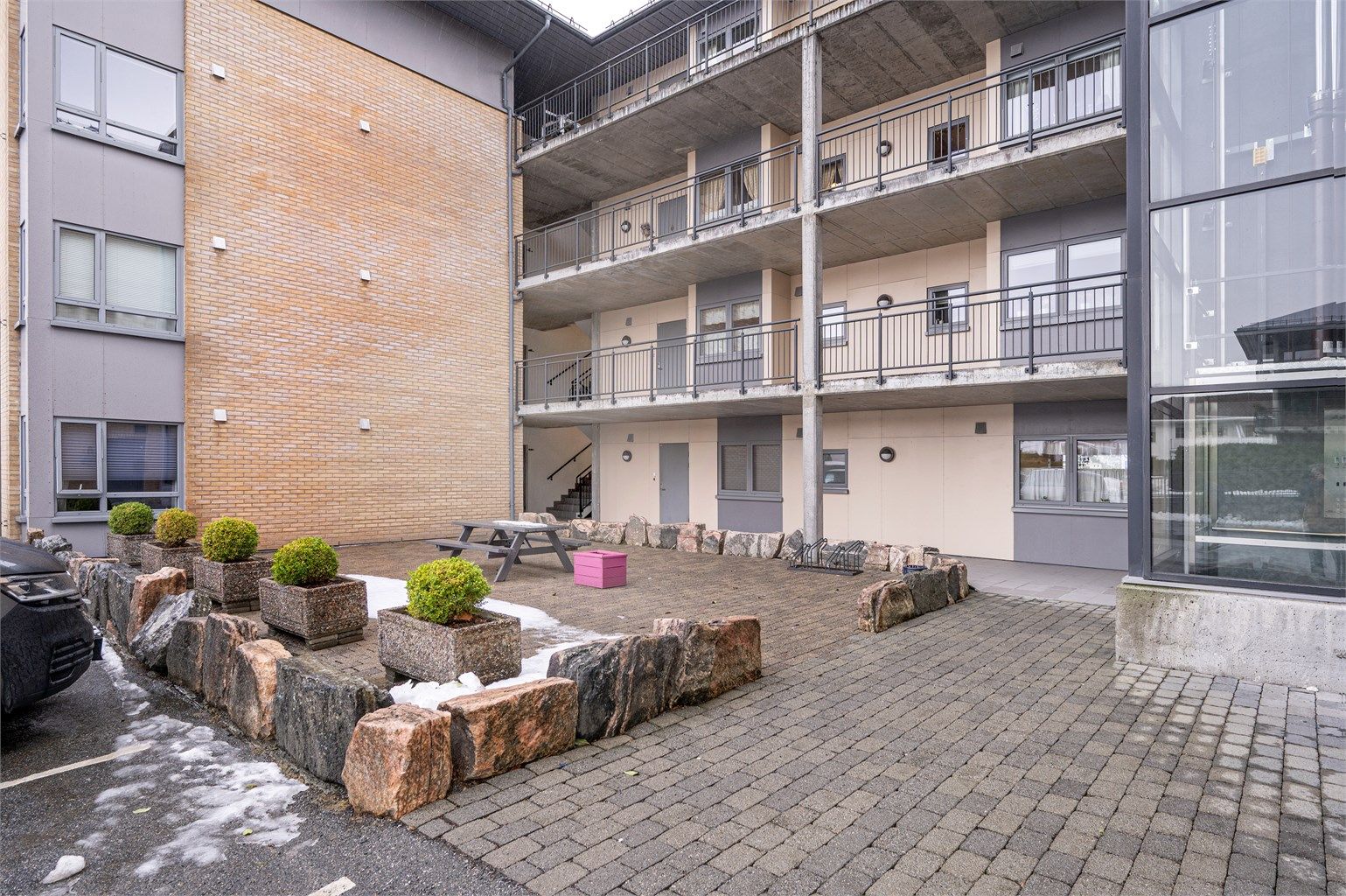 Hyggelig og opparbeidet fellesområde med sittegruppe på baksiden av bygget.