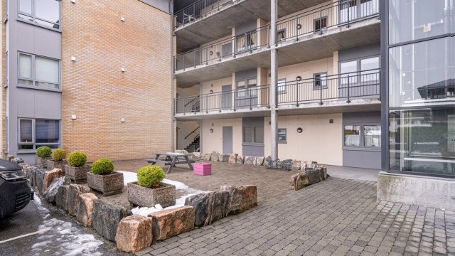 Hyggelig og opparbeidet fellesområde med sittegruppe på baksiden av bygget.