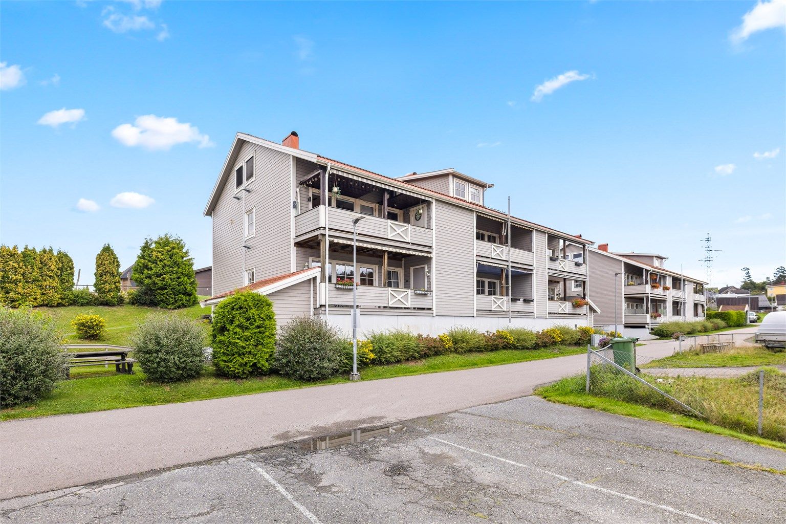 Uteområdene er opparbeidet med benker og grøntarealer