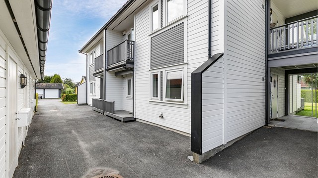 Det er meget enkel adkomst til leiligheten. Mellom ytterdøren og den utvendige boden er det kun få meter.