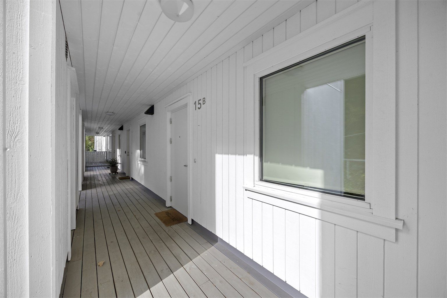 Overbygget svalgang frem til leilighetens inngangsdør.