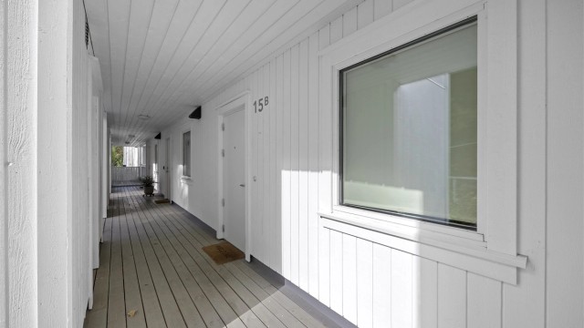 Overbygget svalgang frem til leilighetens inngangsdør.