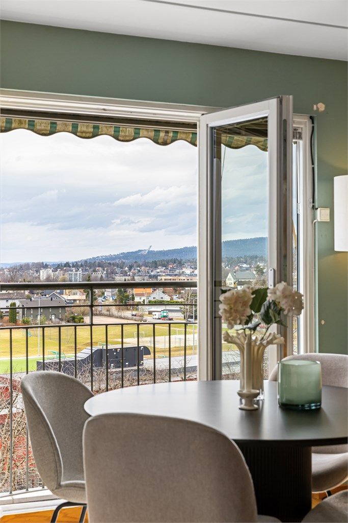 Flott utsikt fra spiseplassen på kjøkkenet