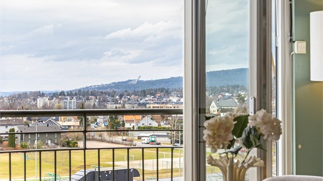 Flott utsikt fra spiseplassen på kjøkkenet