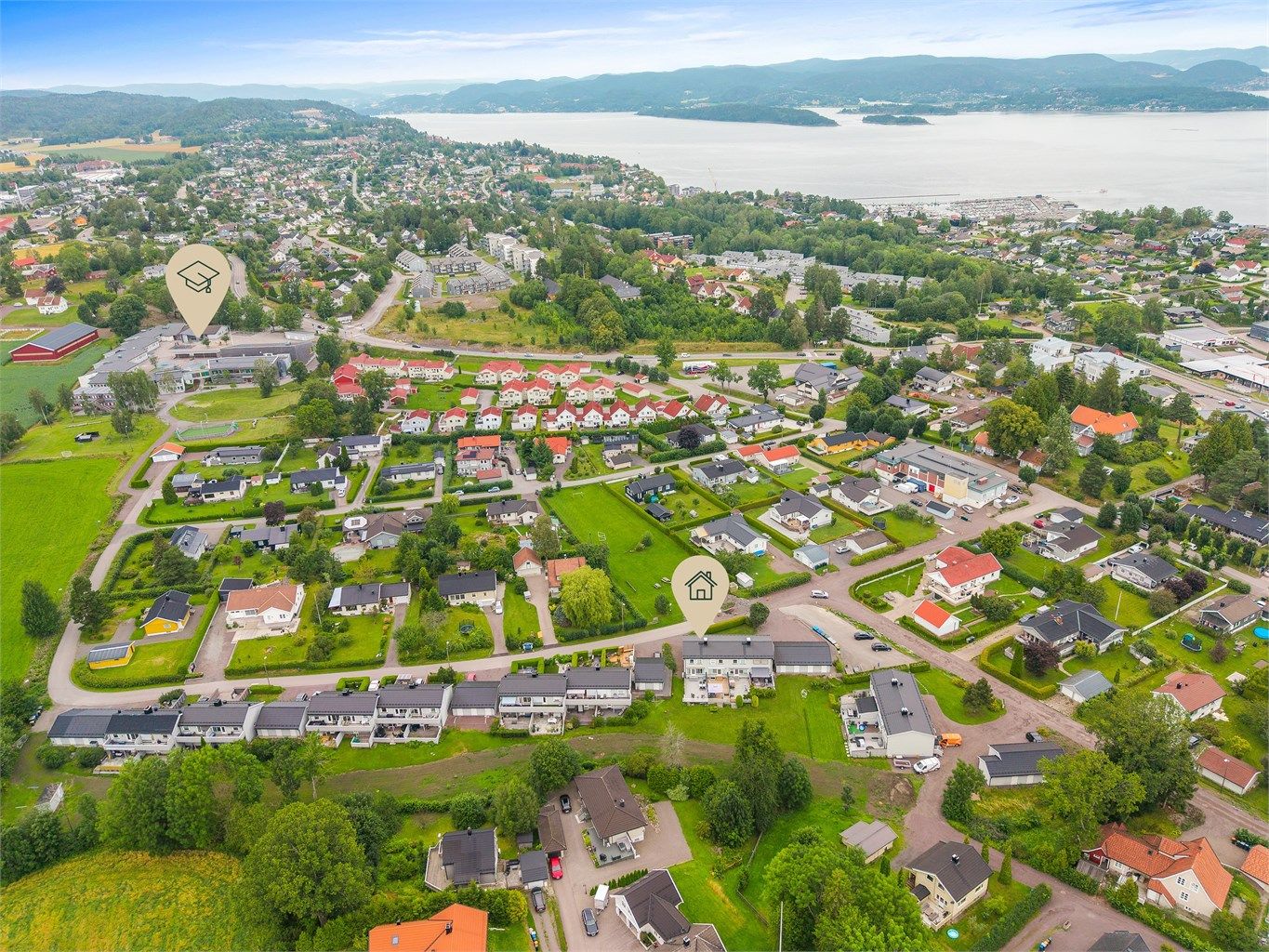 Boligen har en attraktiv beliggenhet i et stille og etablert boligområde på Neperud. Kort vei til dagligvarebutikk, skole, barnehage og sentrum
