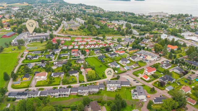 Boligen har en attraktiv beliggenhet i et stille og etablert boligområde på Neperud. Kort vei til dagligvarebutikk, skole, barnehage og sentrum