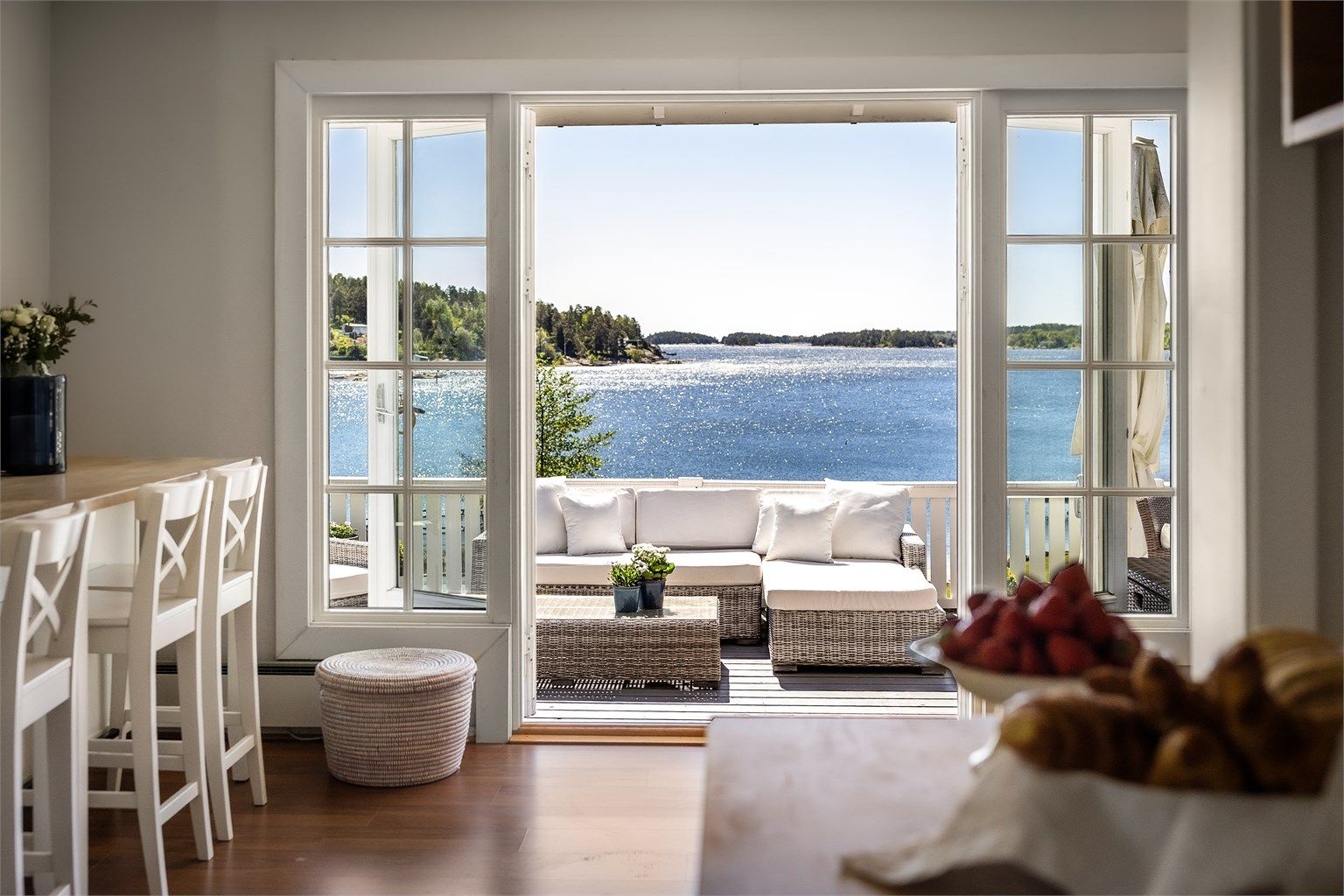 Fra oppholdsrommene er det direkte utgang til en romslig terrasse, som nærmest fungerer som en forlengelse av stuen i sommerhalvåret – perfekt for lange middager og avslappende dager ute.