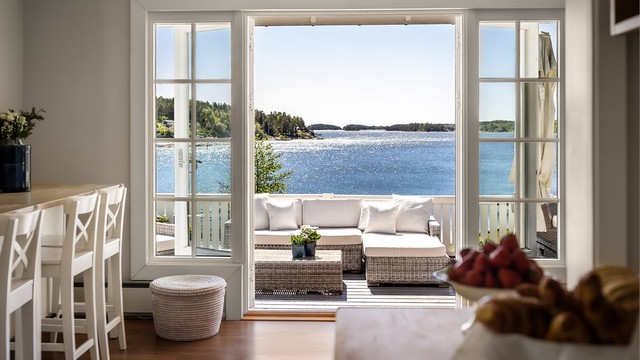 Fra oppholdsrommene er det direkte utgang til en romslig terrasse, som nærmest fungerer som en forlengelse av stuen i sommerhalvåret – perfekt for lange middager og avslappende dager ute.