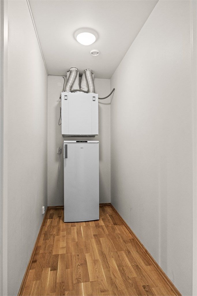 Innvendig bod med tekniske installasjoner og god plass til ekstra oppbevaring.