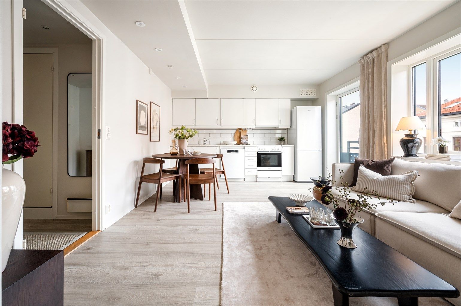 Dette er en sosial leilighet med åpen kjøkken-/stueløsning, perfekt for sosiale sammenkomster. 