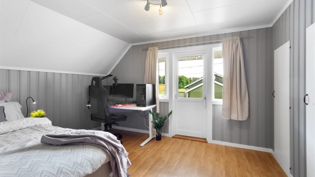 Soverom med garderobeplass og utgang til veranda på 10 kvm
