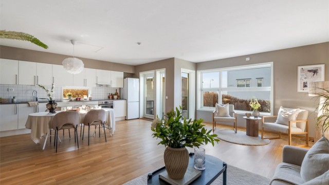 Velkommen til Havveien 61 og en meget kjekk og innholdsrik leilighet, med 2 gode soverom, romslig stue/kjøkken løsning, innvendig og utvendig bod, helfliset bad, vannbåren varme m.m. Plass i garasjekjeller og det er heis til denne.