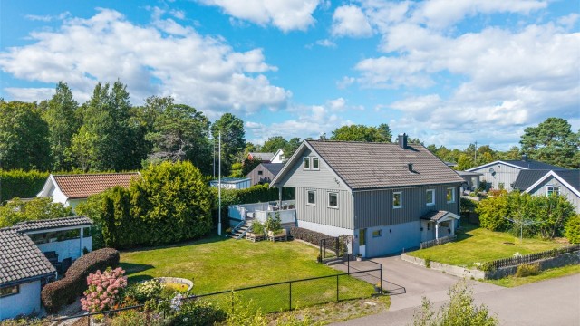 Eiendommen har en koselig hage med en liten hagedam og pen beplantning