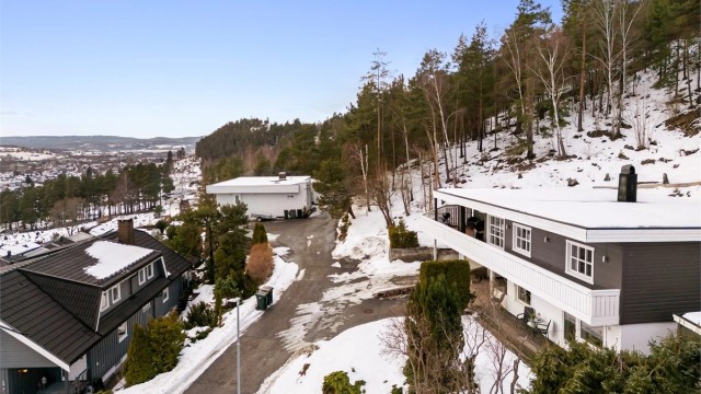 Eiendommen har en barnevennlig beliggenhet i blindvei