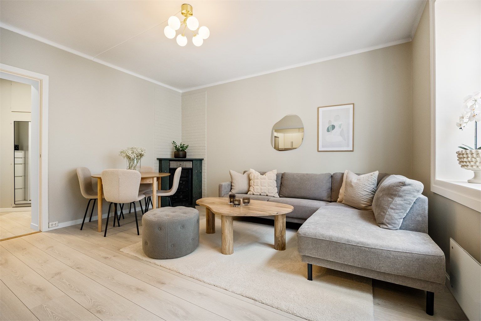 Rommet har en behagelig størrelse med flere innredningsmuligheter som sofagruppe, salongbord, tv-møbel og spisebord.