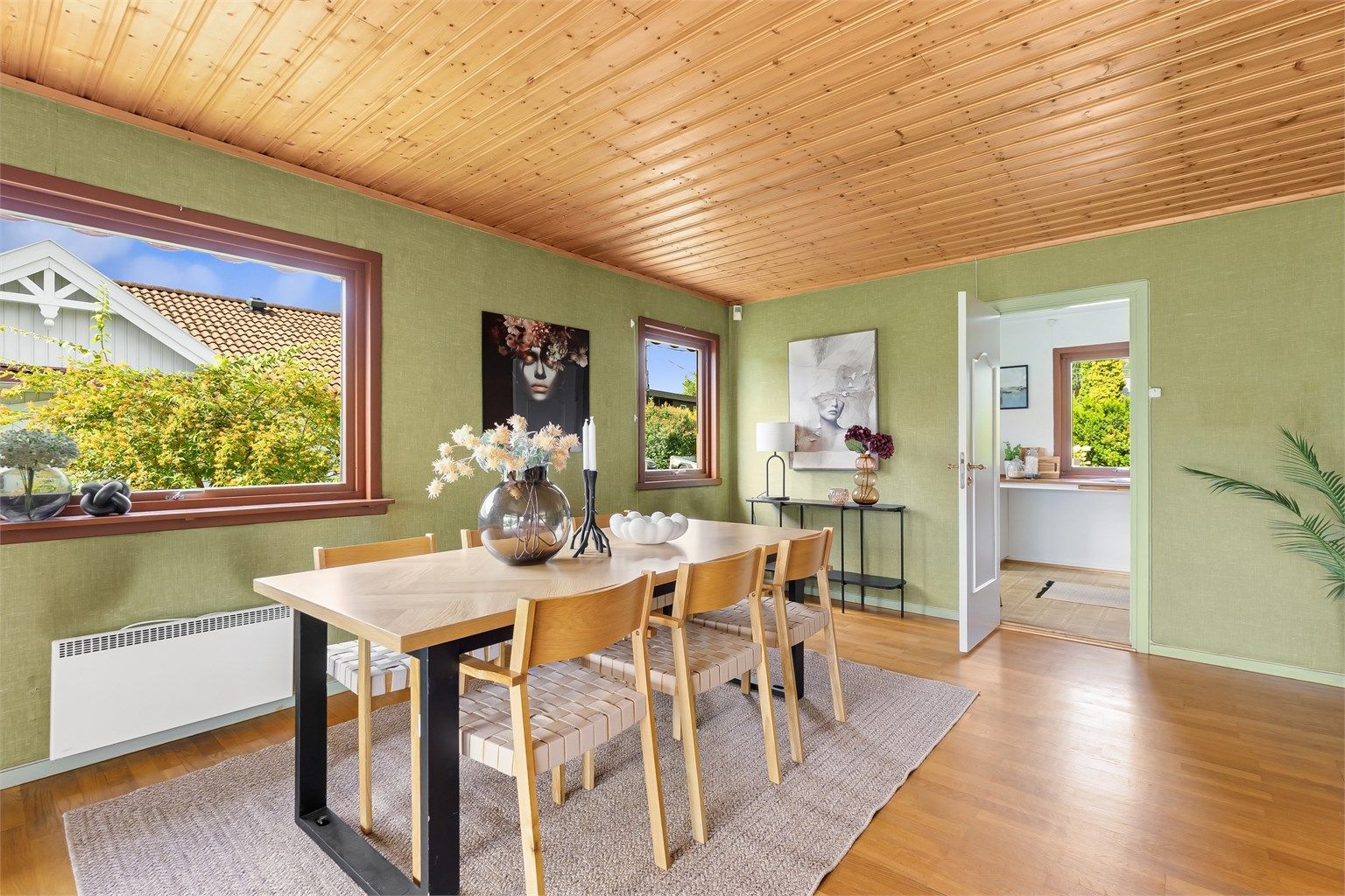 Spisestuen har god plass og er et naturlig samlingspunkt i boligen.