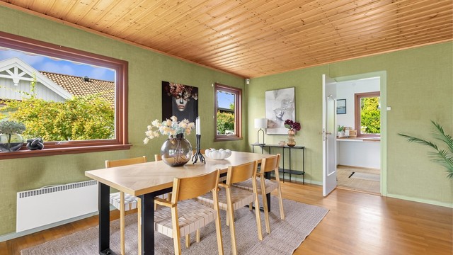 Spisestuen har god plass og er et naturlig samlingspunkt i boligen.