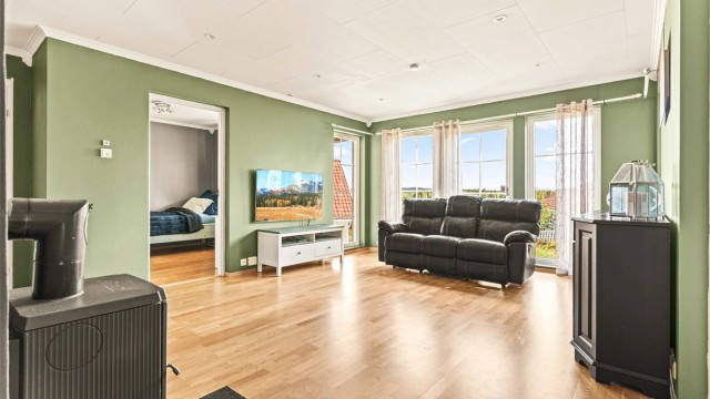 Kjellerstuen gir ekstra spillerom for familien. Det er gulvvarme i store deler av etasjen.
