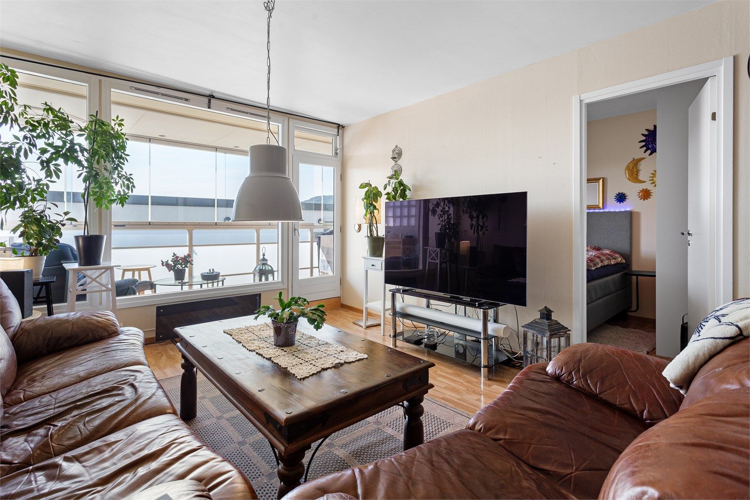 Stue med sofaområde og spiseplass