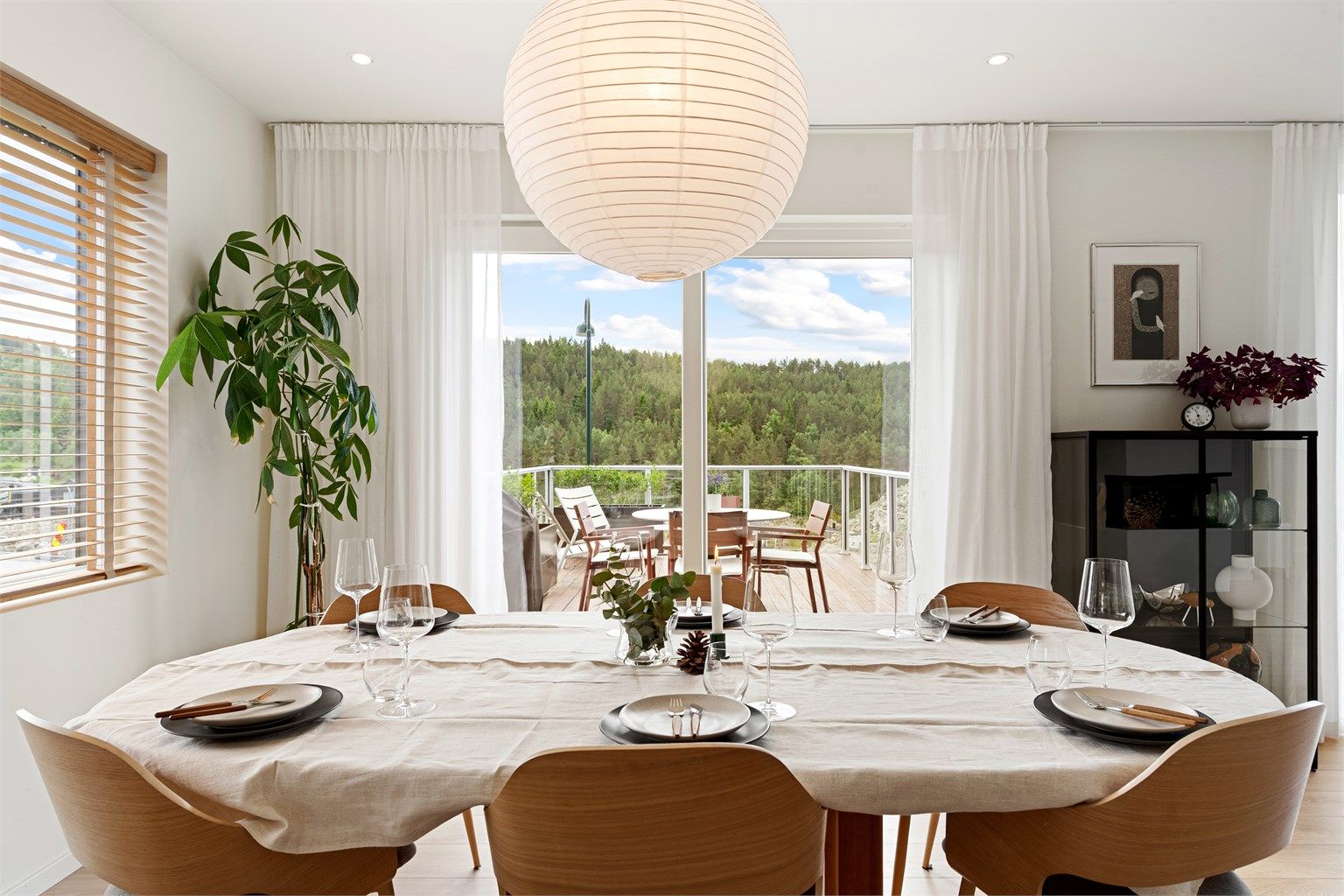 Skyvedøren i glass åpner opp mot terrassen og utelivet
