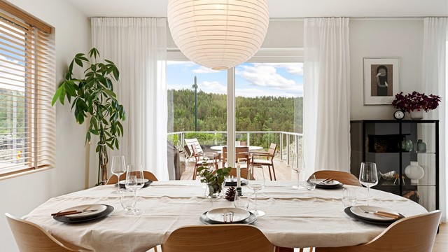 Skyvedøren i glass åpner opp mot terrassen og utelivet