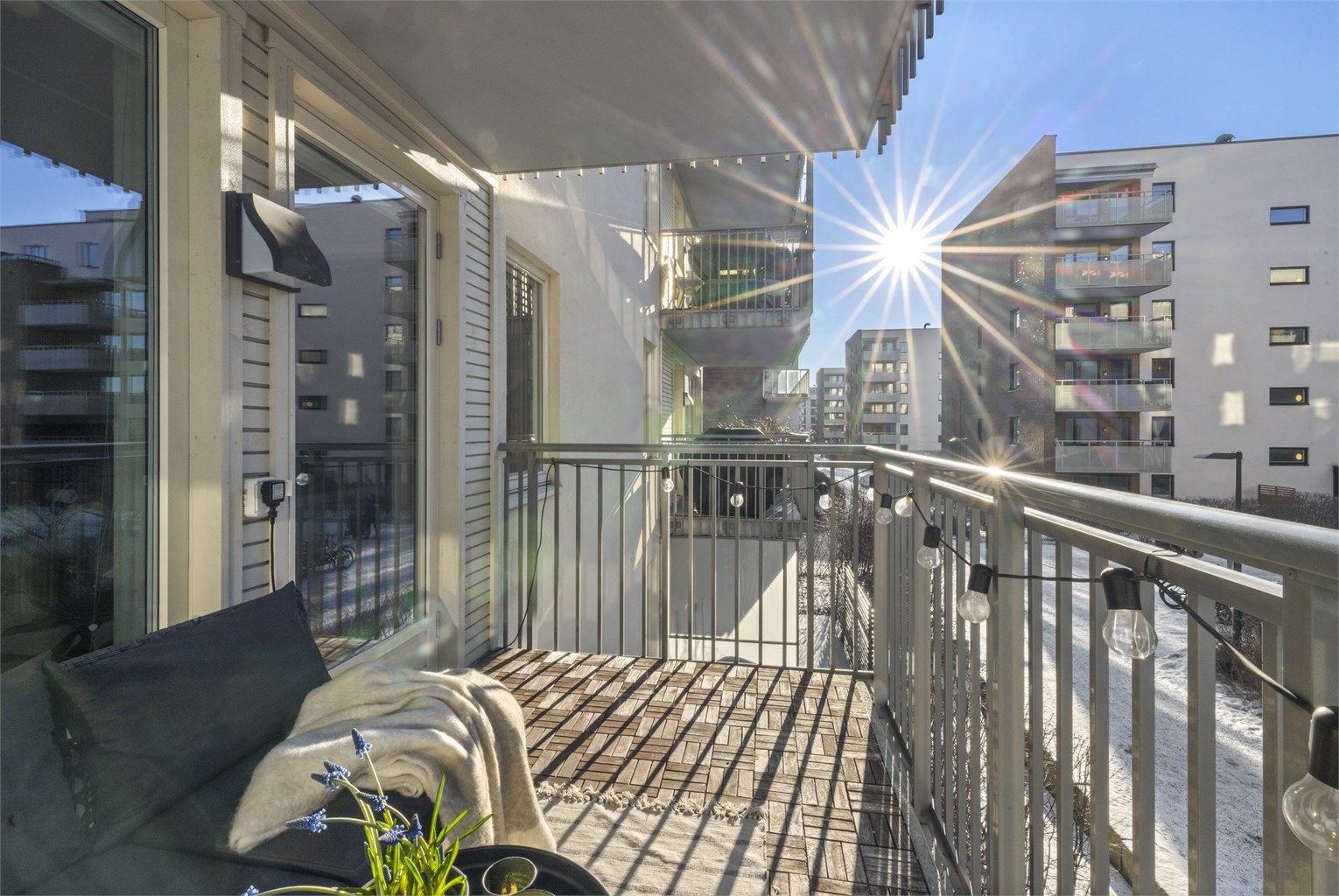 Romslig balkong som er overbygget