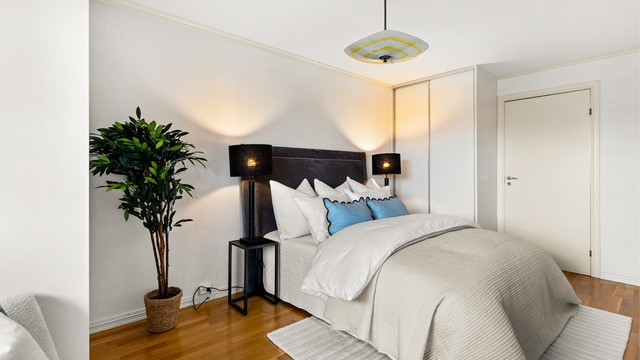 Hovedsoverommet har direkte adkomst til walk-in closet, samt god plass til dobbeltseng med tilhørende møblement. Garderobskap medfølger.