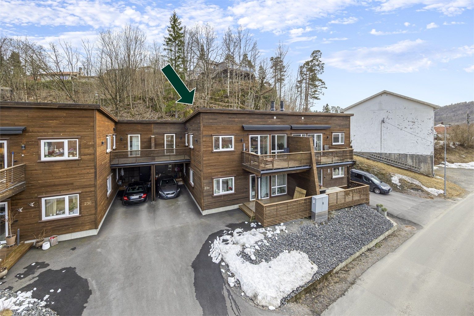 Begge balkongene nærmest pila tilhører leiligheten. Det er en balkong ut fra soverom og en ut fra stua. 