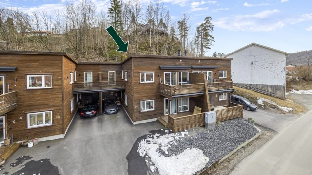 Begge balkongene nærmest pila tilhører leiligheten. Det er en balkong ut fra soverom og en ut fra stua.