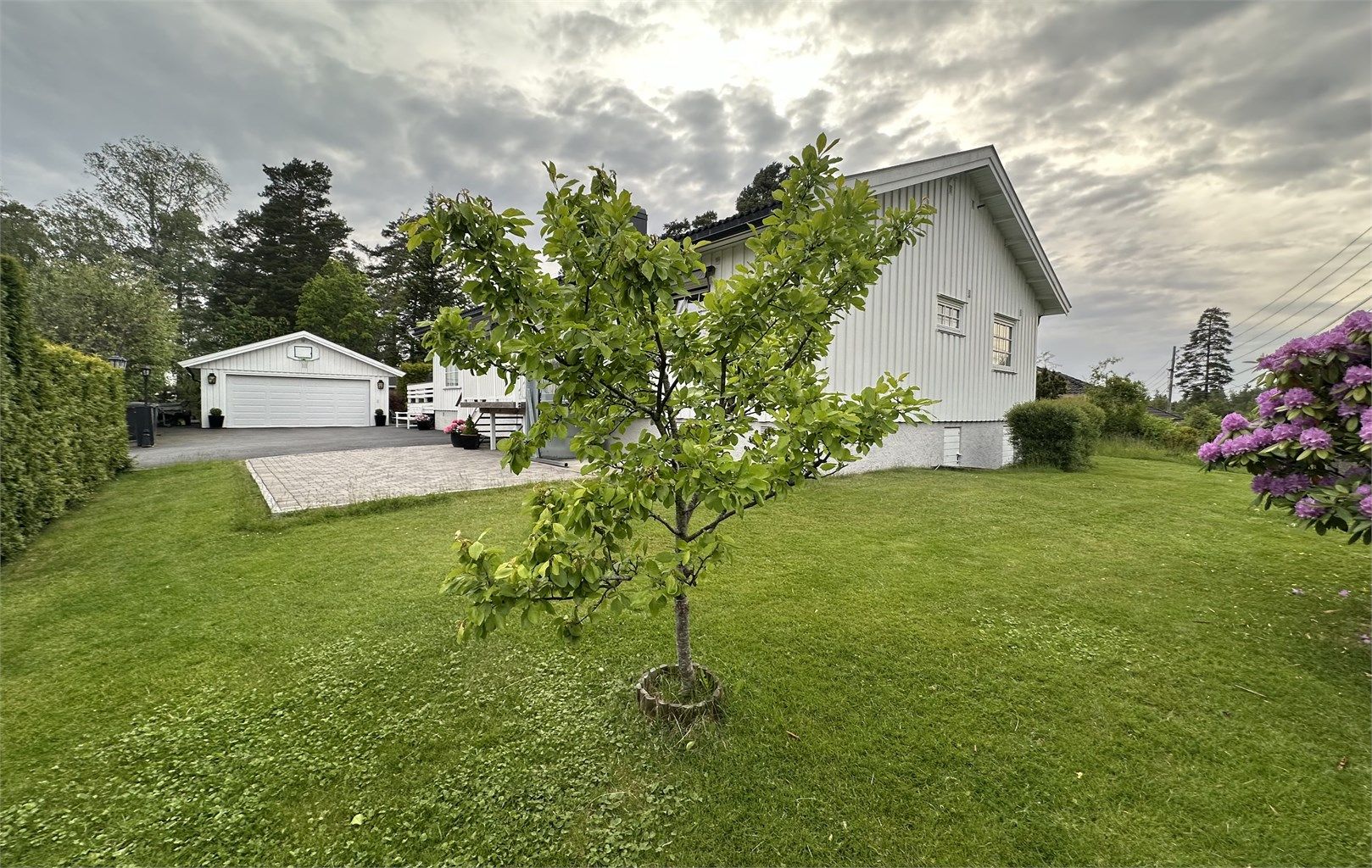 Hele eiendommen er enkel å vedlikeholde. Man trenger ikke å leie inn firma for å male boligen, og robotklipper kan passe plenen