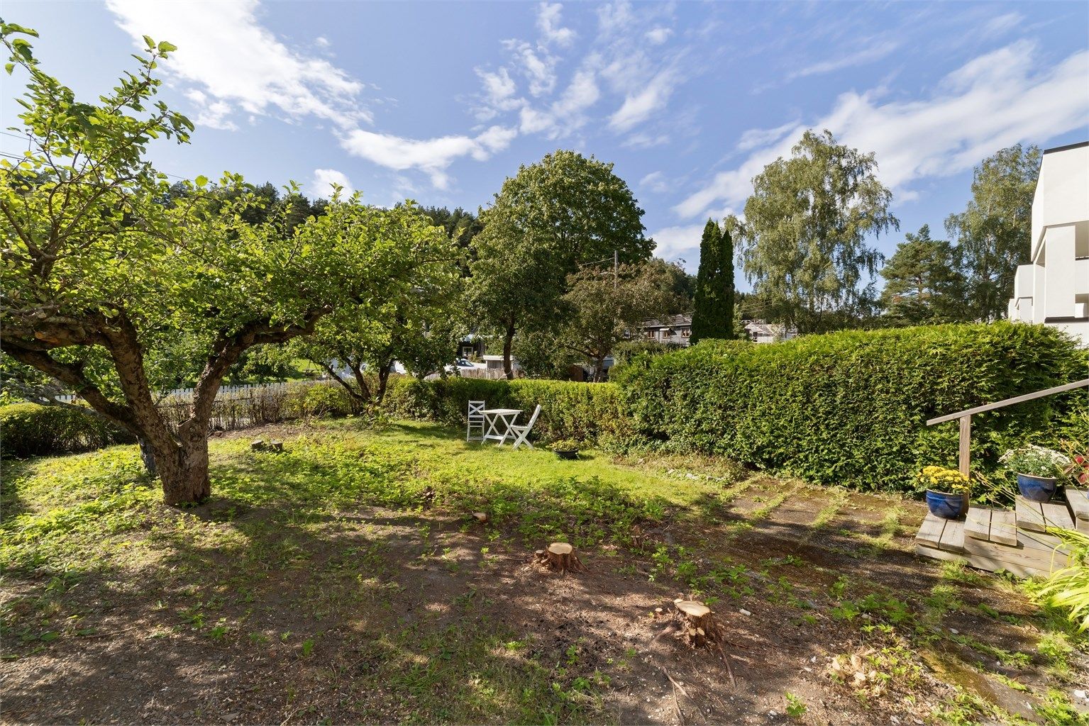 Her kan du skape hagedrømmen i en idyllisk hage, omkranset av hekk som skjermer for innsyn fra veien utenfor