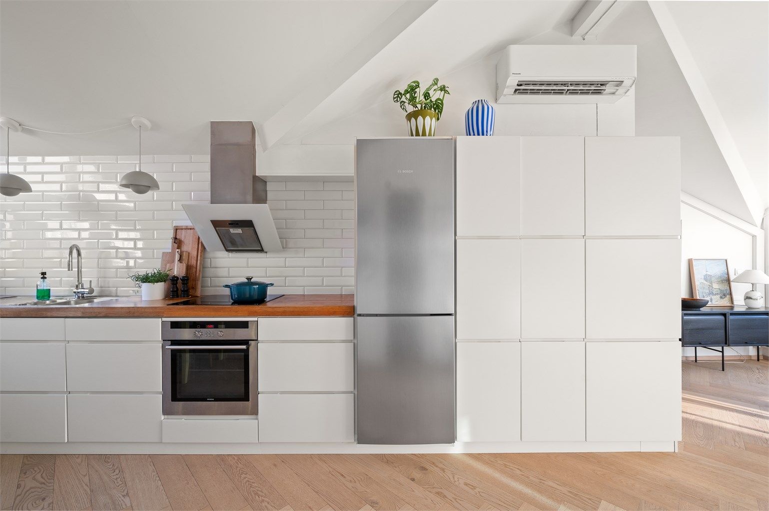 Ventilasjonen sikres med en kullfilterventilator over kokeplassen.