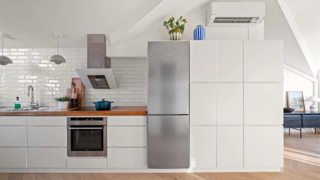 Ventilasjonen sikres med en kullfilterventilator over kokeplassen.