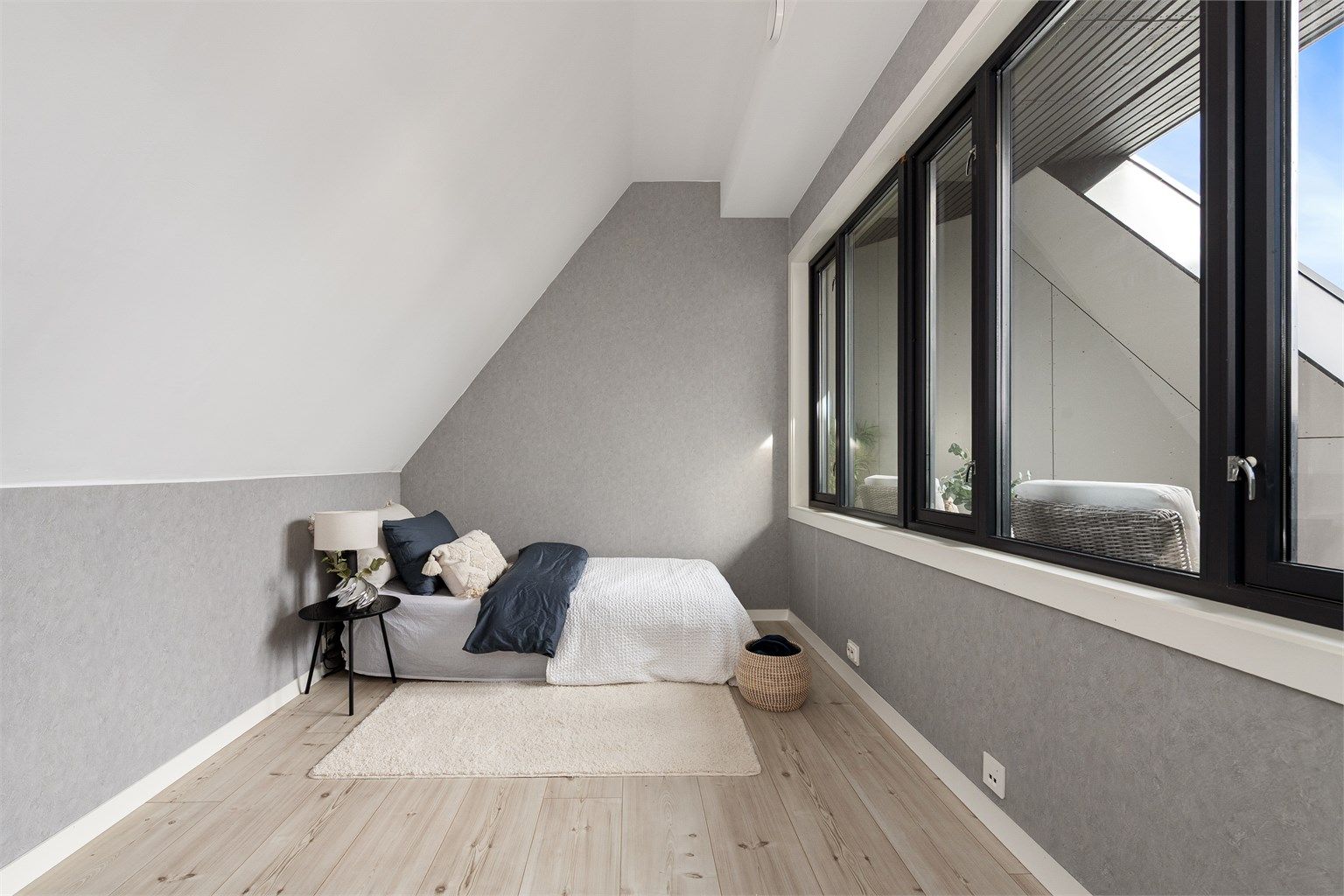 Det tredje soverommet har en lun atmosfære med skråtak, som gir rommet karakter