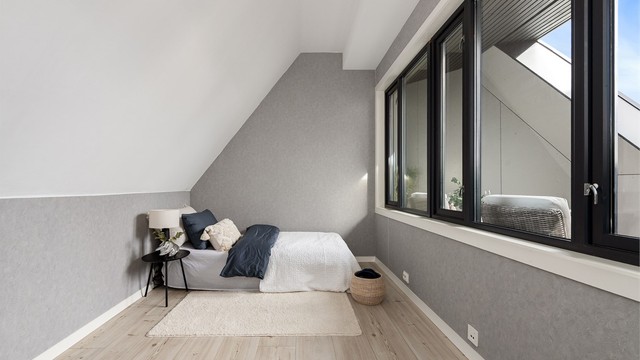 Det tredje soverommet har en lun atmosfære med skråtak, som gir rommet karakter