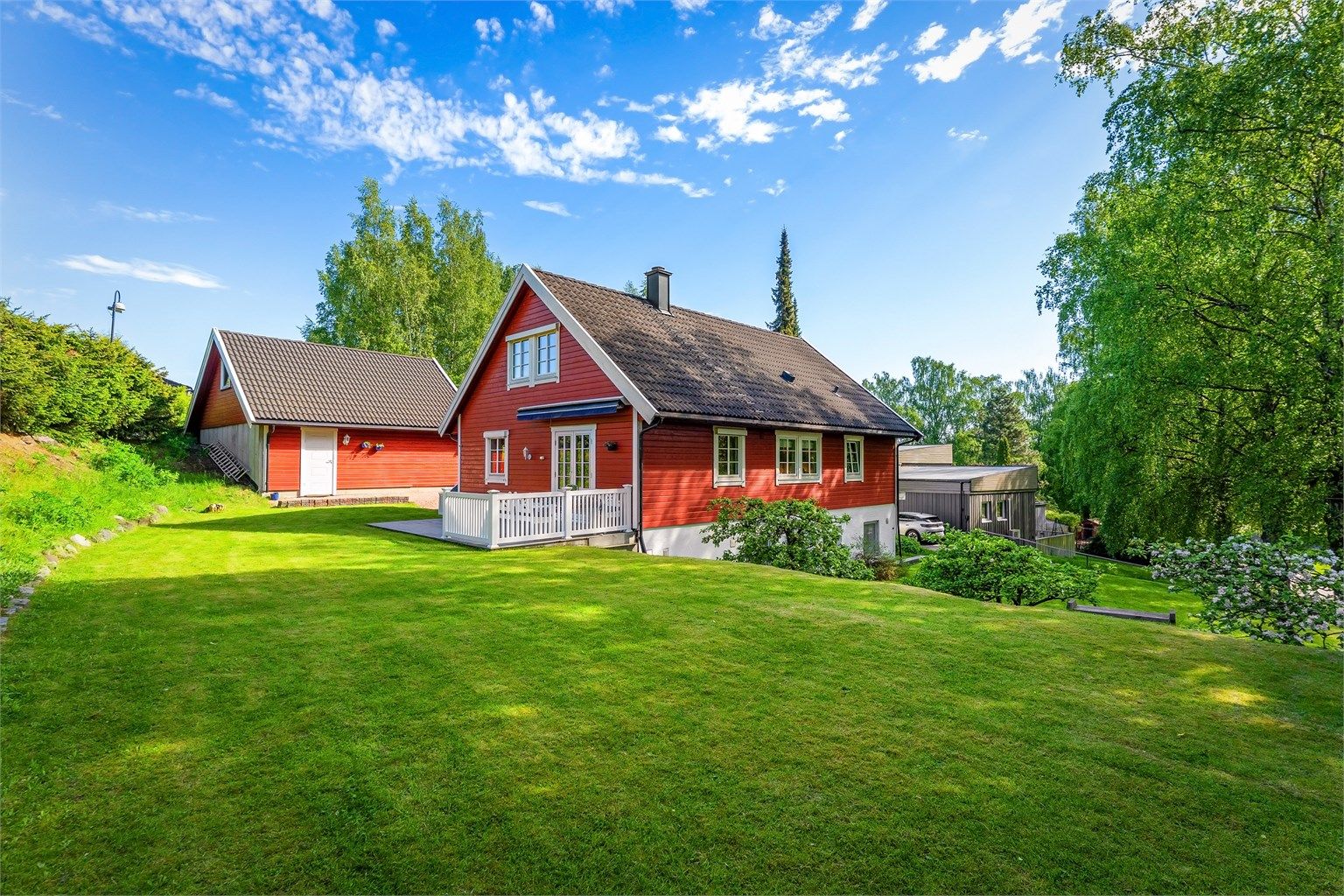 Velkommen til Tobias Kupfers vei 6 - presentert av eiendomsmegler Fredrik Nordstrøm, v/ Krogsveen. Foto: Zovenfra. Boligen ligger tilbaketrukket, landlig og svært barnevennlig til i rolige omgivelser i på Emma Hjorth like utenfor Sandvika