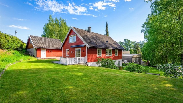 Velkommen til Tobias Kupfers vei 6 - presentert av eiendomsmegler Fredrik Nordstrøm, v/ Krogsveen. Foto: Zovenfra. Boligen ligger tilbaketrukket, landlig og svært barnevennlig til i rolige omgivelser i på Emma Hjorth like utenfor Sandvika