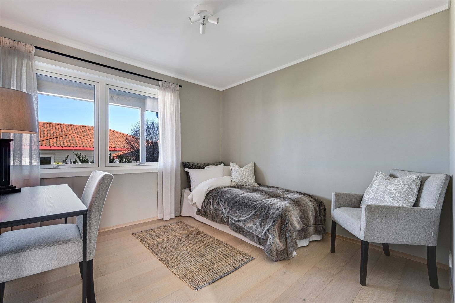 Rommet har god plass til seng og arbeidsplass eller annen møblering.