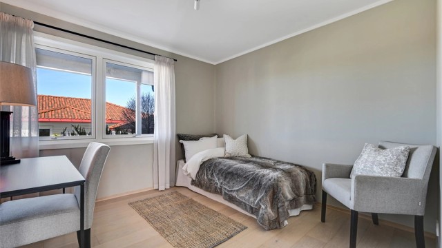 Rommet har god plass til seng og arbeidsplass eller annen møblering.