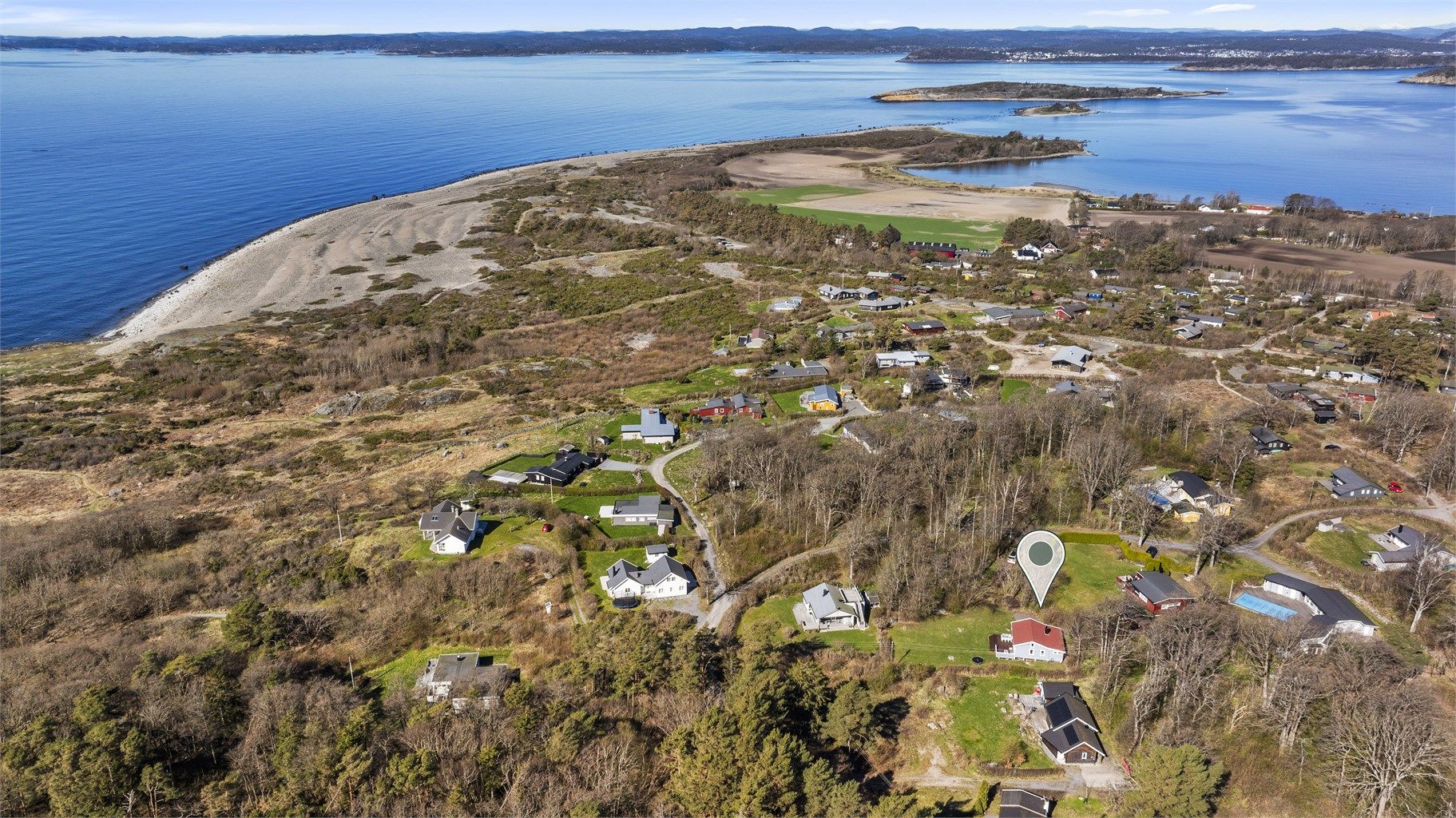 Her kan du nyte sommeren med sjøen kun en kort spasertur unna og Kyststien som nærmeste nabo, midt i den unike kystnaturen ved Mølen.