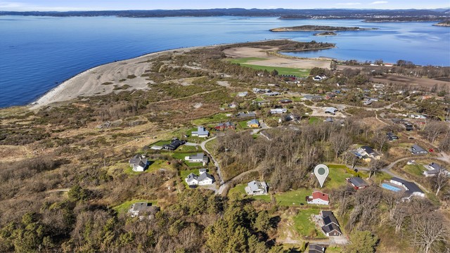 Her kan du nyte sommeren med sjøen kun en kort spasertur unna og Kyststien som nærmeste nabo, midt i den unike kystnaturen ved Mølen.